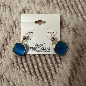 Gorgeous 18k clad earrings with a gorgeous stone